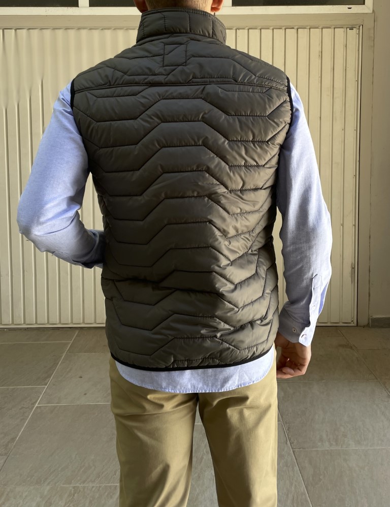 Ανδρικό χακί καπιτονέ αμάνικο μπουφάν BC24911X φωτογραφία